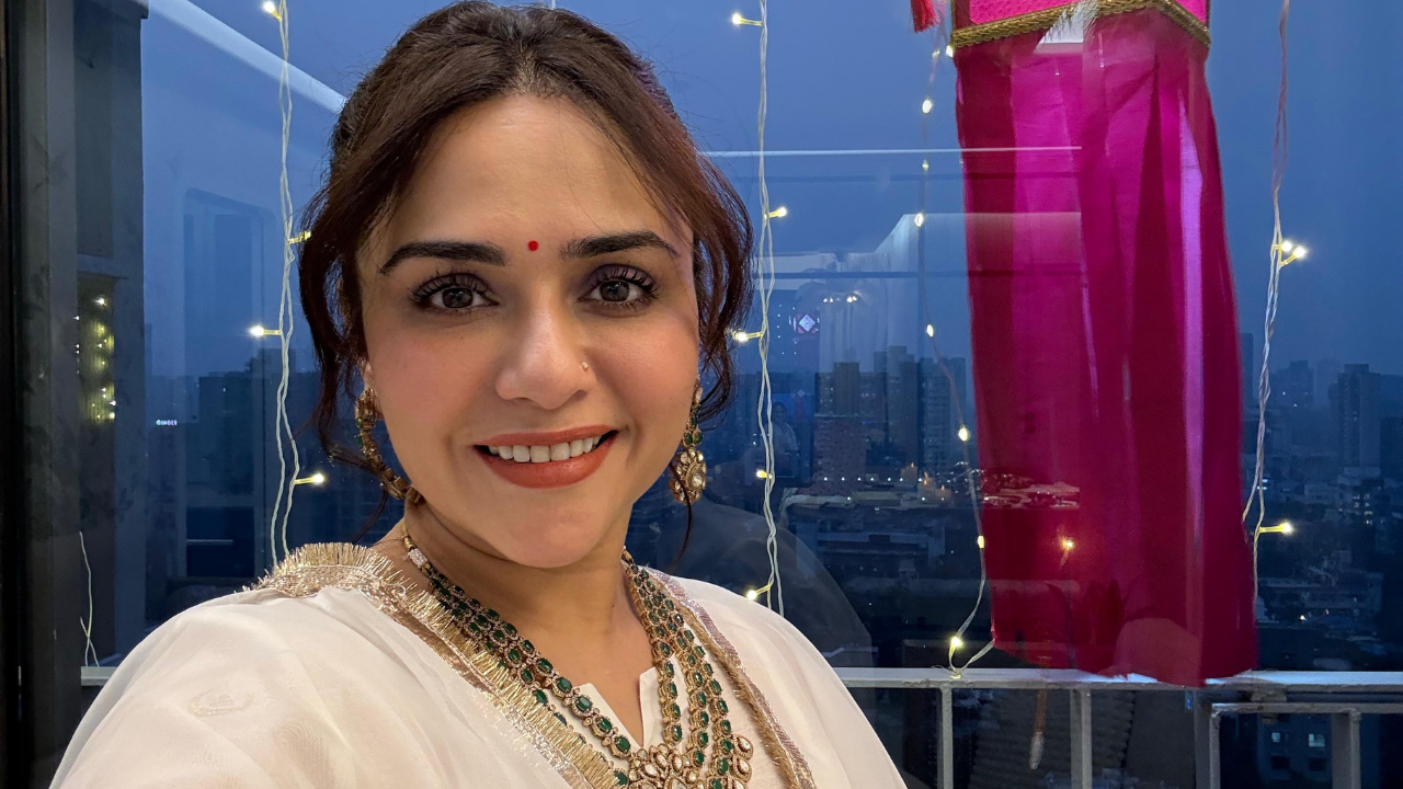 अत्यंत साधी पण तितकीच आकर्षक अशी हेअरस्टाईल या ड्रेससह अमृताने केली आहे आणि आपल्या हास्याने सर्वांना आपलंसं केलं आहे 