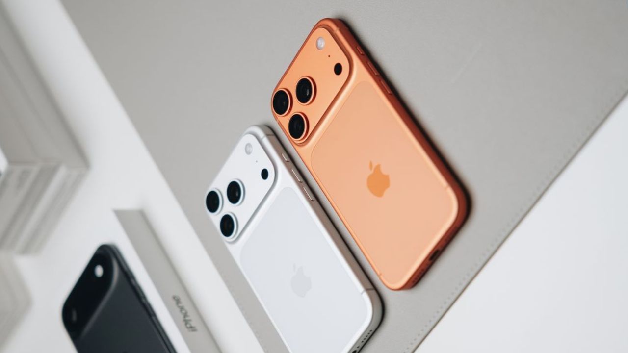 Apple ने पहिल्यांदाच गाठला हा टप्पा, नव्या iPhone च्या जबरदस्त मागणीमुळे कंपनीला मिळालं मोठं यश