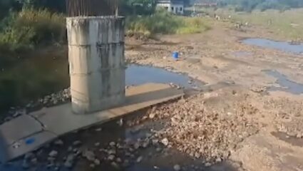 २५ कोटींच्या पुलाचा खर्च वाया? नेरळ-कळंब रस्त्यावरील नवीन पुलाखालील काँक्रीटीकरण गेले वाहून