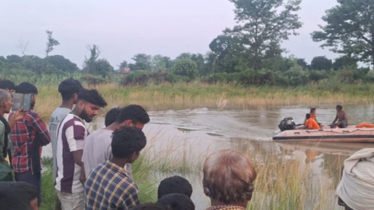 छठ पूजेदरम्यान मोठी दुर्घटना; 11 जणांचा मृत्यू, एकाच कुटुंबातील तीन तरुण नदीत बुडाले छठ पूजेदरम्यान मोठी दुर्घटना; 11 जणांचा मृत्यू, एकाच कुटुंबातील तीन तरुण