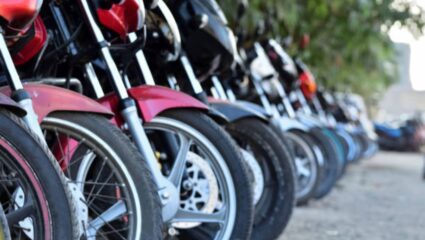 ‘या’ टू-व्हीलर कंपनीचा विषयच हार्ड! नंबर 1 होण्याच्या शर्यतीत Honda, TVS आणि Royal Enfield ला सोडले मागे