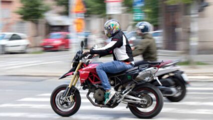 Diwali 2025 मध्ये ‘या’ Best Bikes वरून एकदा नजर फिरवाच! किंमत 2 लाखांपेक्षा कमी