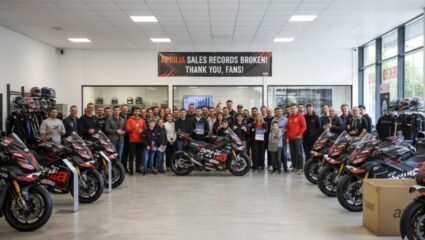 ‘या’ बाईकसाठी ग्राहक झाले खुळे! चक्क 14 दिवसात जगभरातील युनिट्स Sold Out, कंपनीची रेकॉर्ड ब्रेक कमाई