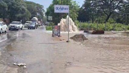 Palghar News जेसीबीच्या धक्क्याने पाईपलाईन फुटली अन्…; प्रशासनाच्या निष्काळजीपणामुळे रस्ते जलमय