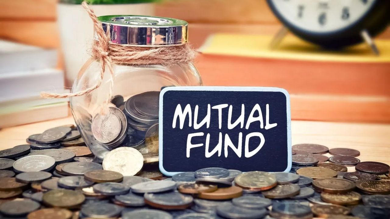 इक्विटी म्युच्युअल फंडांमध्ये सलग दुसऱ्या महिन्यात घट, गोल्ड ETF मध्ये गुंतवणूक चारपट वाढली (फोटो सौजन्य - सोशल मीडिया)