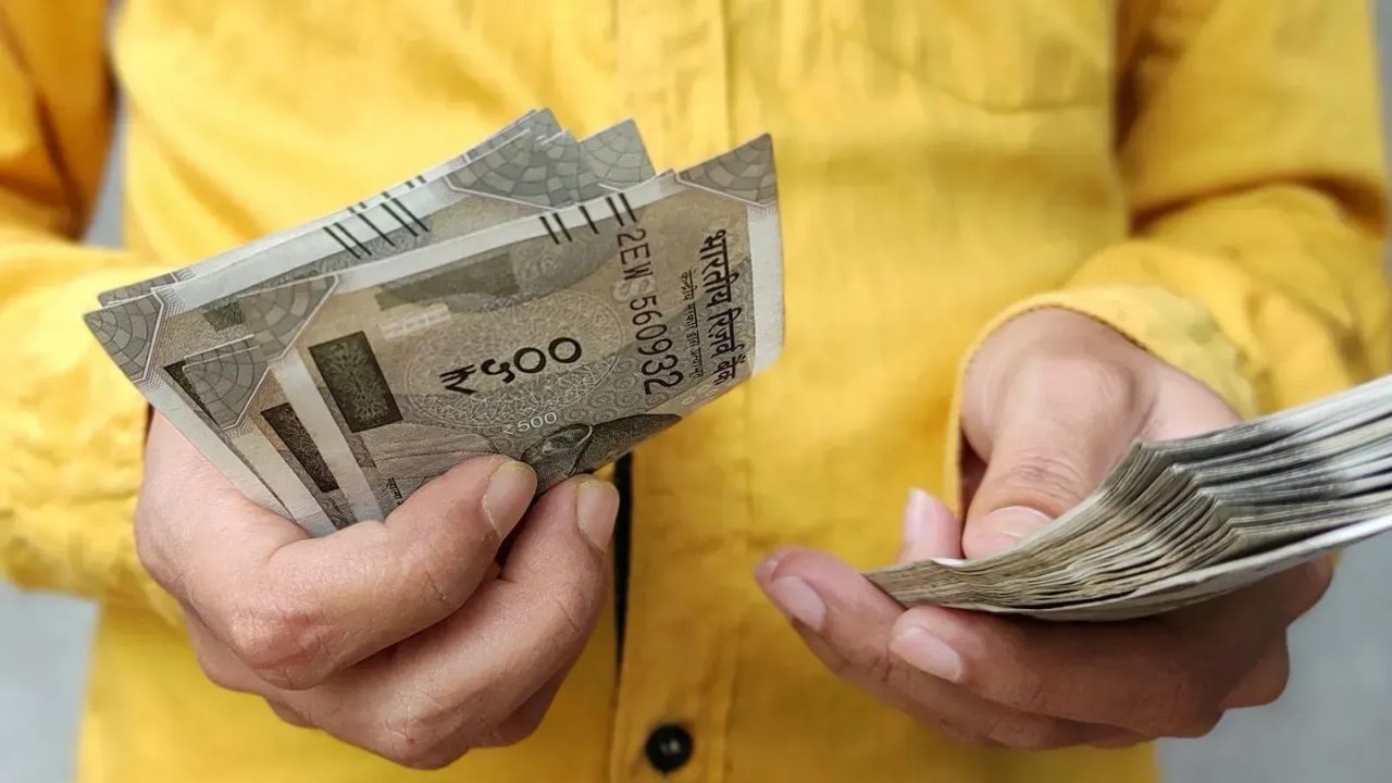 DA Hike: सरकारी कर्मचारी आणि पेन्शनधारकांसाठी मोठी भेट! राज्य सरकारने DA-DR मध्ये वाढ DA Hike: सरकारी कर्मचारी आणि पेन्शनधारकांसाठी मोठी भेट! राज्य सरकारने DA-DR मध्ये वाढ केली जाहीर (फोटो सौजन्य - सोशल मीडिया)