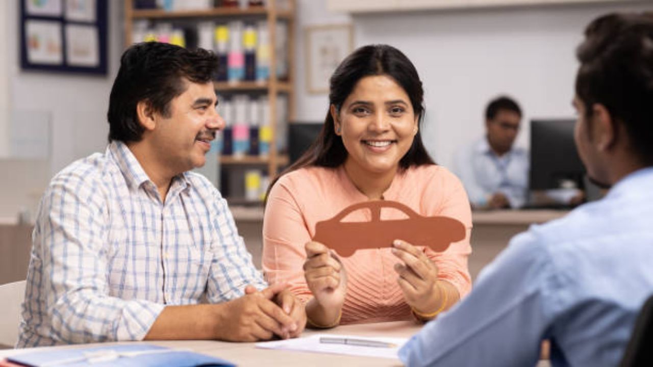 युनियन बँक ऑफ इंडियाचा व्याजदर 7.80% ते 9.70% दरम्यान आहे. 5 लाख रुपयांच्या कर्जावर 5 वर्षांच्या कालावधीत ईएमआय 10,090 ते 10,550 रुपयांपर्यंत असेल. सणासुदीच्या ऑफरअंतर्गत प्रोसेसिंग फी पूर्णपणे मोफत आहे.