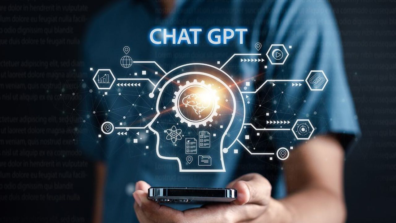 GPT चा अर्थ Generative Pre-trained Transformer असा आहे. हे तीन शब्द या तंत्रज्ञानाची खरी शक्ती परिभाषित करतात.
