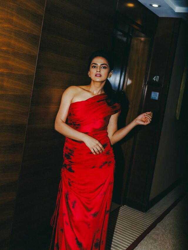 श्रद्धा श्रीनाथचा हॉट ग्लॅमर्स लुक!