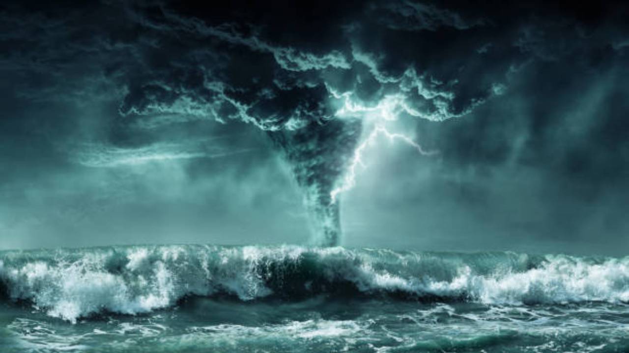 Cyclone Montha: ‘मोंथा’मुळे समुद्र भयानक खवळला; २४ तासांत कोकणात मुसळधार, किल्ल्याकडे जाणारी होडी…