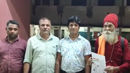 Dhule News : आधार केंद्र चालकाच्या मदतीने स्वामी माधवानंद सरस्वती यांना आधार कार्डचा आधार