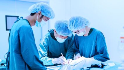 ऑपरेशन थिएटरमध्ये डॉक्टरांचा ड्रेसकोड निळा किंवा हिरवा का असतो ? कधी विचार केलाय ?