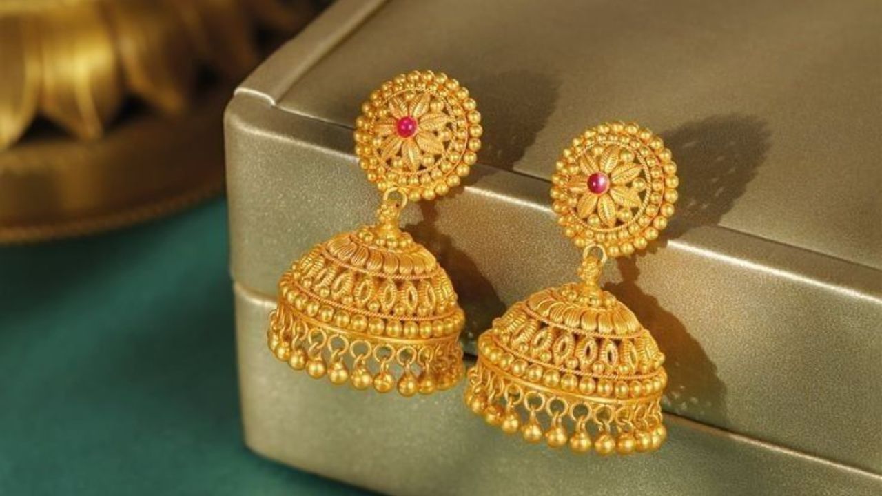 Todays Gold-Silver Price: सोन्याच्या किंमती पुन्हा वाढल्या, चांदीचे दर घसरले! एका क्लिकवर जाणून घ्या तुमच्या शहरातील भाव Todays Gold-Silver Price: सोन्याच्या किंमती पुन्हा वाढल्या, चांदीचे दर घसरले! एका क्लिकवर जाणून घ्या तुमच्या शहरातील भाव