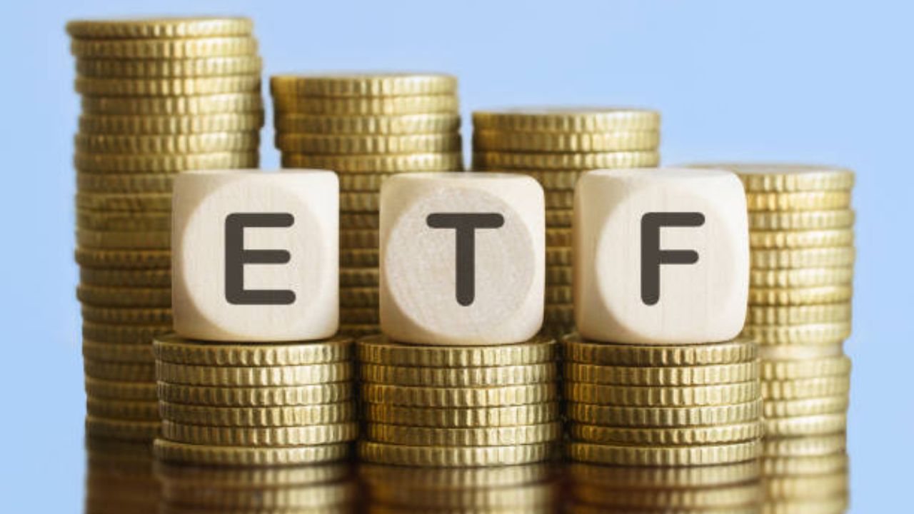 Gold ETF ने गुंतवणूकदारांना आणले सोन्याचे दिवस! आता पडत्या किमतीत प्रॉफिट बुक करावा की गुंतवणूक करतच राहावी? फोटो सौजन्य: iStock