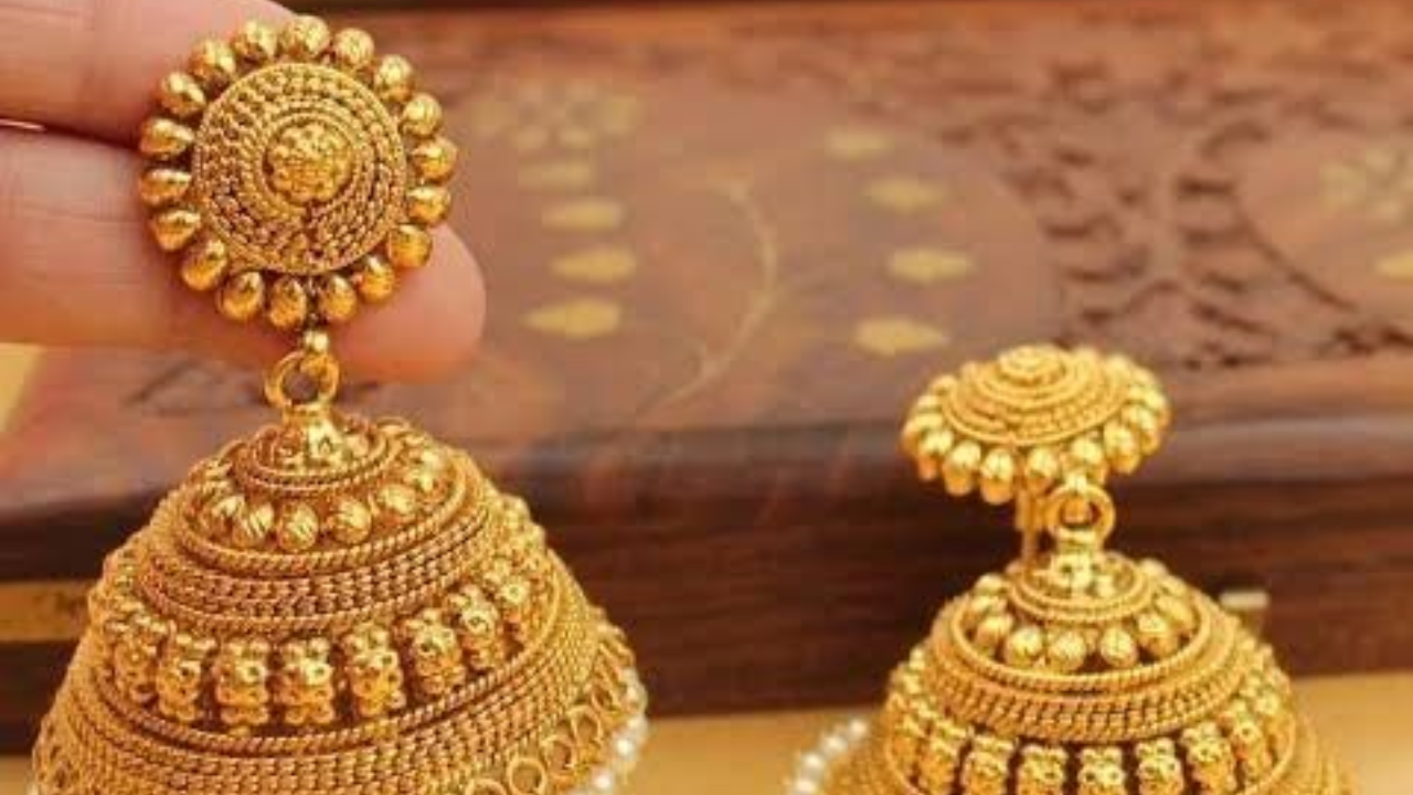 Todays Gold-Silver Price: सोनं झालं स्वस्त! आजचे दर पाहून खरेदीचा मोह तुम्हालाही आवरणार नाही Todays Gold-Silver Price: सोनं झालं स्वस्त! आजचे दर पाहून खरेदीचा मोह तुम्हालाही आवरणार नाही