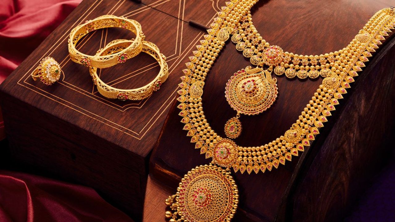 Todays Gold-Silver Price: खरेदीदारांची लॉटरी! फक्त 24 तासांत सोनं 3 हजार रुपयांनी स्वस्त, चांदीचा भावही कोसळला