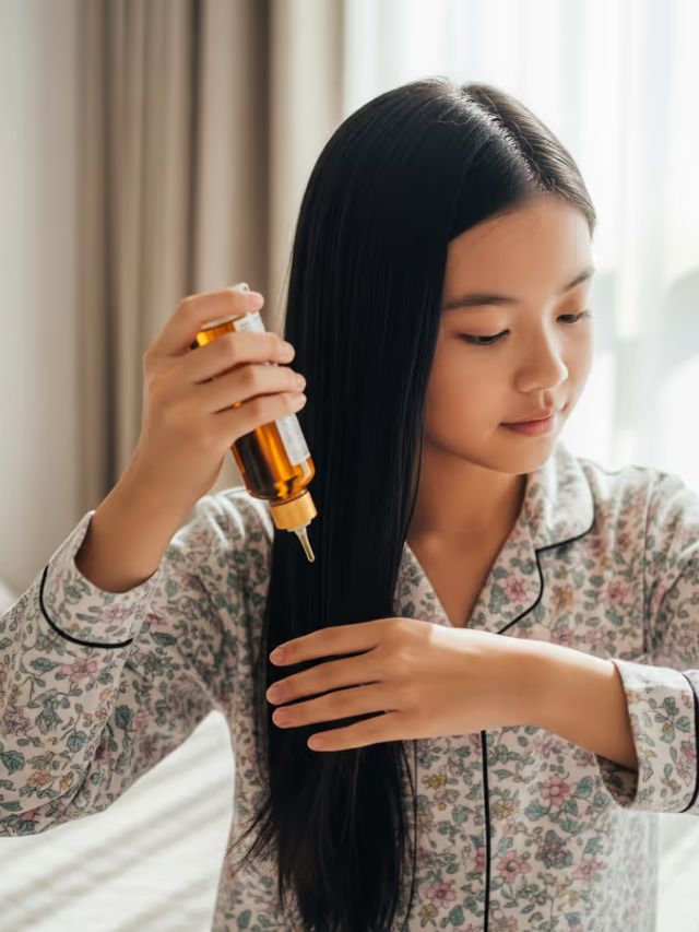 रात्री केसांना तेल लावल्याने फायदा की नुकसान, काय सांगतात एक्सपर्ट
