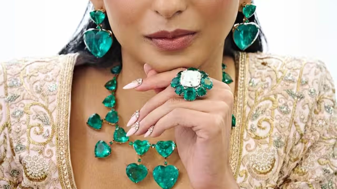 ईशा अंबानीने आई नीता अंबानीच्या कलेक्शनमधील हिरव्या डायमंड रंगाच्या दागिन्यांसह हा ड्रेस परिधान केला. हे दागिने या ड्रेसवर खूपच सुंदर दिसत होते. ज्यामुळे तिचा संपूर्ण लूक परिपूर्ण दिसत होता. 