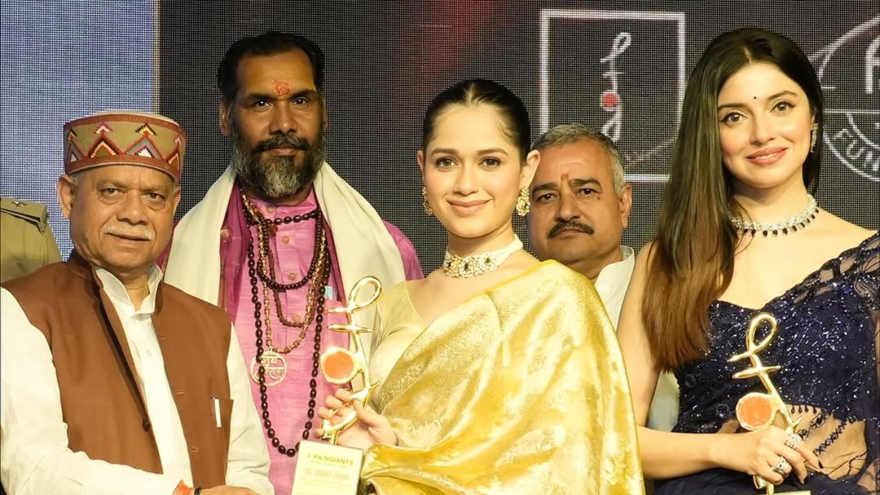 अभिनेत्री जन्नत झुबेरने ही पोस्ट शेअर करताना लिहिले की, 'आज तिला तिचा पहिला इन्फ्लुएन्सर पुरस्कार मिळाला आहे. हिमाचल प्रदेशचे राज्यपाल श्री शिव प्रताप शुक्ला यांच्याकडून हा सन्मान मिळाल्याबद्दल तिने कृतज्ञता व्यक्त केली आहे. ' 