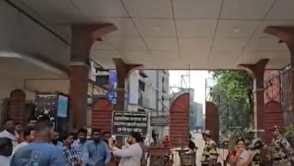 Kalyan : दिवाळीच्या दिवशी कंत्राटी कामगारांचा KDMC मुख्यालयासमोर बोनससाठी आंदोलन