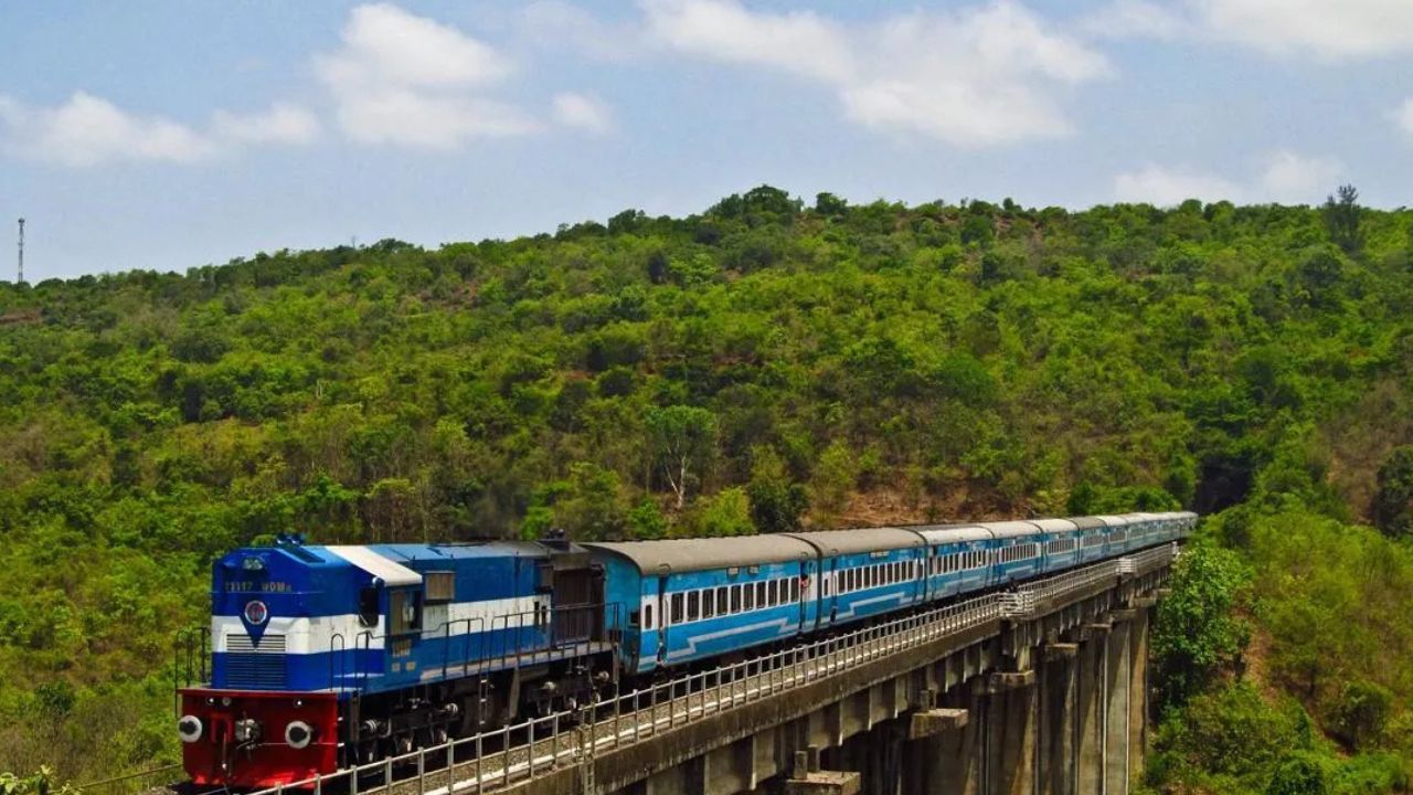 Kokan Railway : कोकणवासीयांसाठी आनंदाची बातमी! कोकण रेल्वेच्या वेळापत्रकातील ‘या’ बदलामुळे प्रवासी सुखावले Kokan Railway : कोकणवासीयांसाठी आनंदाची बातमी! कोकण रेल्वेच्या वेळापत्रकातील ‘या’ बदलामुळे प्रवासी सुखावले