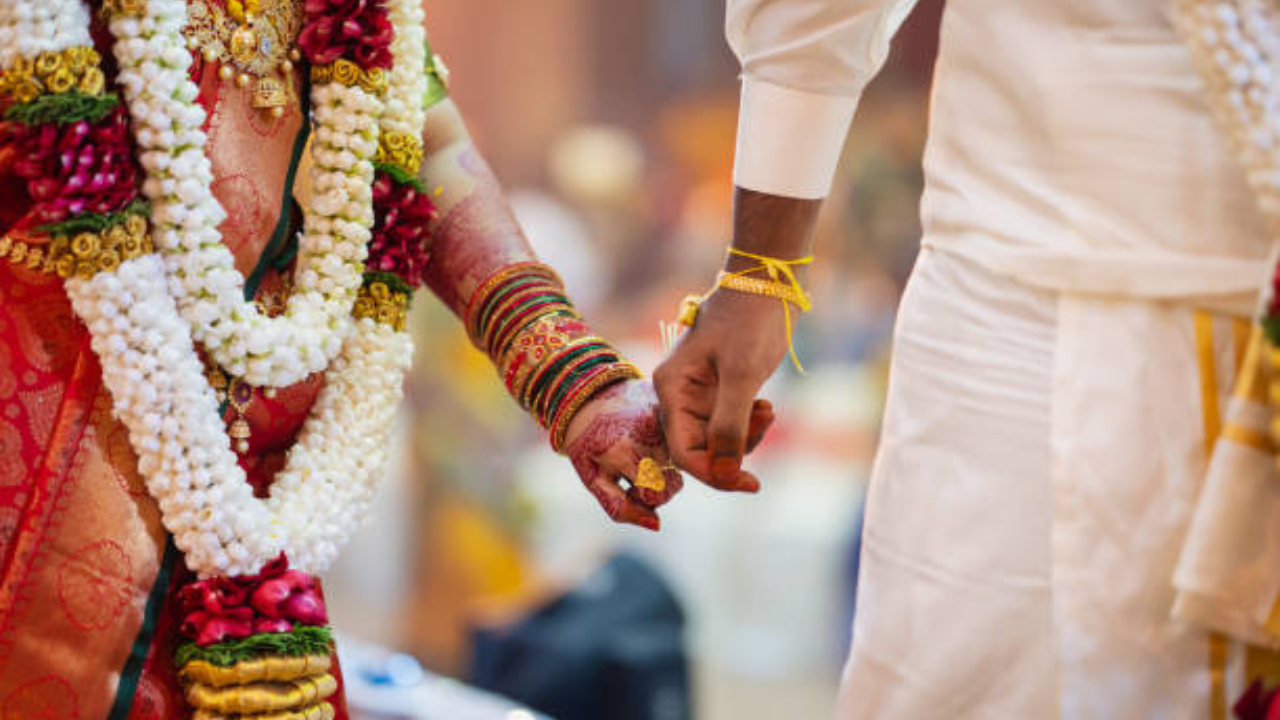 Love Marriage होणार की Arrange Marriage, कुंडलीत कसा दिसून येतो योग? तज्ज्ञ ज्योतिषांनी केला खुलासा कुंडलीत कसा कळून येतो लग्नाचा योग (फोटो सौजन्य - iStock)