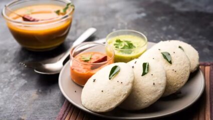 Idli-Sambhar History:  इडली-सांबार दक्षिण भारताचा पदार्थ नाही; मग कुठून आली इडली, संभाजी महाराजांशी आहे खास कनेक्शन?