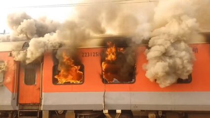 Garib-Rath Express Fire: गरीबरथ एक्सप्रेसला भीषण आग; आगीचे लोट, प्रवाशांमध्ये घबराट; Video