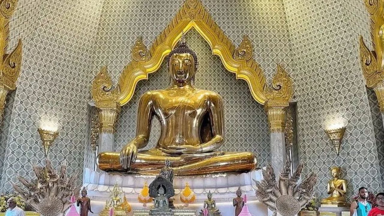 Golden Buddha Statue: तब्बल २०० वर्षे मातीत गाडली गेली होती ५५०० किलो वजनाची सोन्याची बुद्ध मूर्ती; पाहा कुठे आहे ही मूर्ती? A 5,500 kg golden Buddha statue