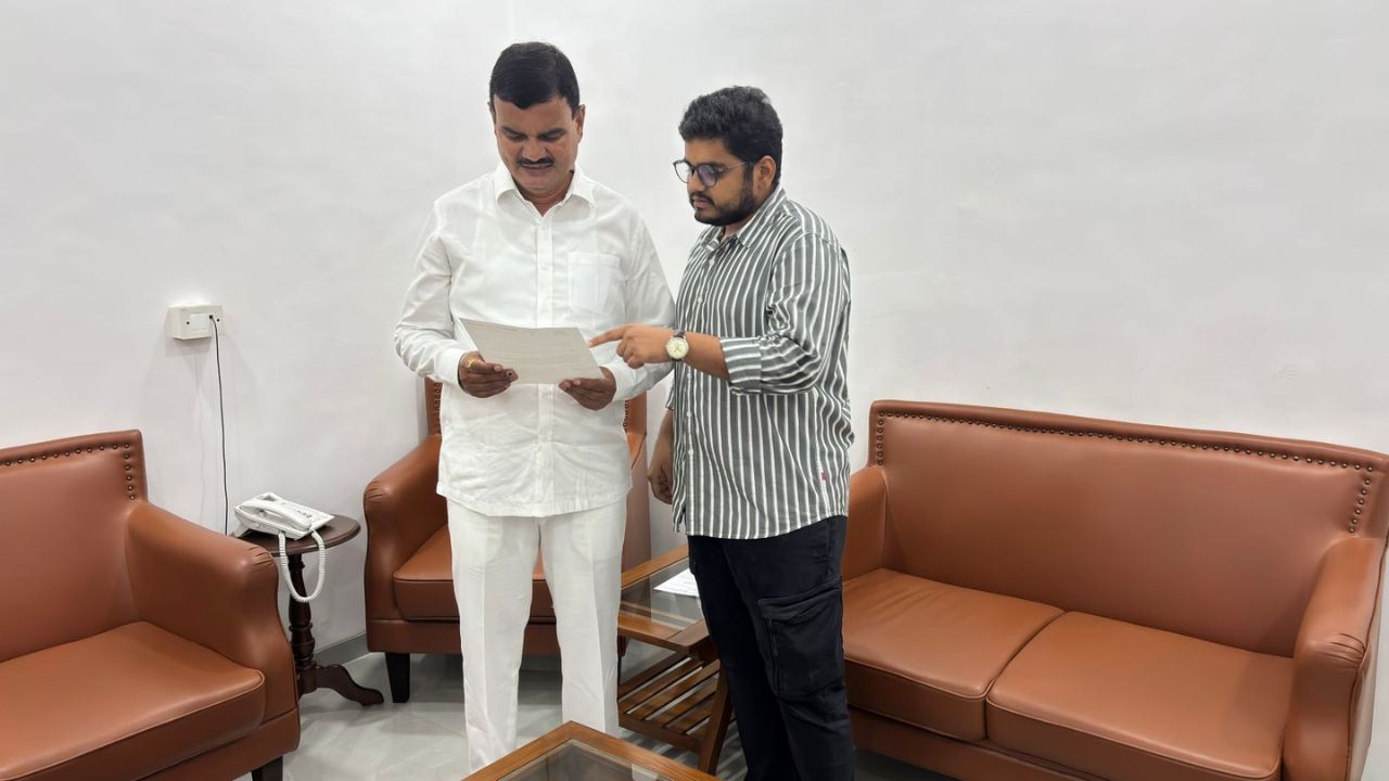 द्राक्षहंगामात शेतकऱ्यांच्या अडचणींवर तोडगा काढण्यासाठी आमदार रोहित पाटील सरसावले द्राक्षहंगामात शेतकऱ्यांच्या अडचणींवर तोडगा काढण्यासाठी आमदार रोहित पाटील सरसावले