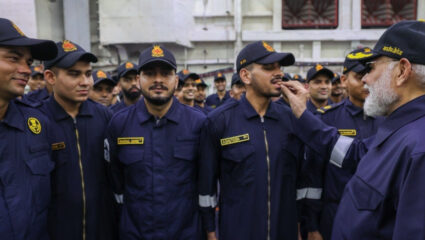 PM Modi Diwali Celebration: पंतप्रधान नरेंद्र मोदींनी साजरी नौदलाच्या जवानांसोबत दिवाळी; पहा खास फोटो