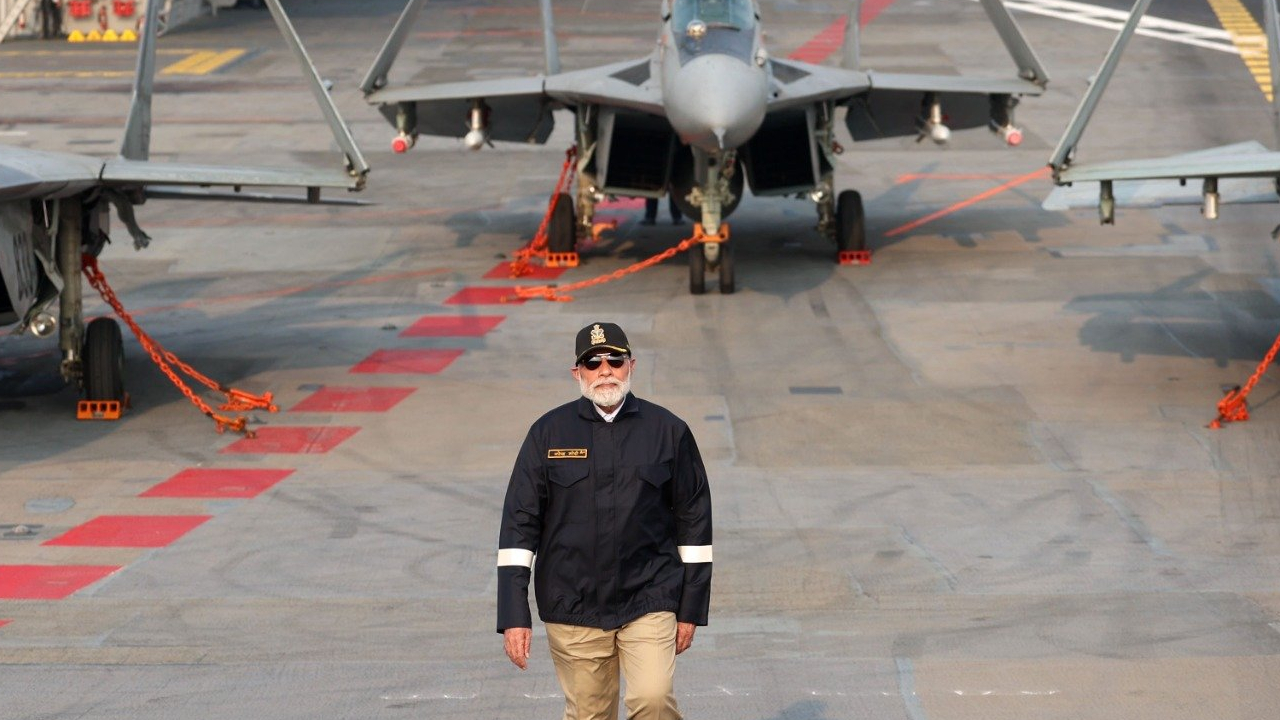 INS विक्रांतवर काल घालवलेल्या रात्रीच शब्दात वर्णन करता येणं कठीण आहे. हे जहाज वैगेर आपल्याजागी आहे. पण जी आवड तुमच्यामध्ये आहे, त्यामुळे जिवंतपणा त्यात येतो. हे जहाज लोखंडाच आहे, पण तुम्ही जेव्हा त्यामध्ये उतरता तेव्हा त्यात शौर्य उतरतं” अशा शब्दांत पंतप्रधान मोदींनी नौदलाच्या सैनिकांचे कौतुक केले. 