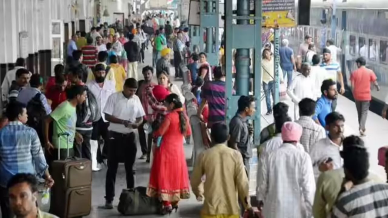 Mumbai Local : ६ महिन्यांत लोकलमधून ५५०,००० जणांचा विनातिकीट प्रवास, मध्य रेल्वेने वसूल केला १५४,६७३,००० रुपयांचा दंड