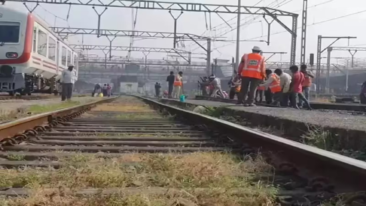 Mumbai Local Mega Block : लोकल प्रवाशांसाठी महत्त्वाची बातमी! मध्य आणि पश्चिम मार्गावरील लोकल सेवांवर होणार परिणाम लोकल प्रवाशांसाठी महत्त्वाची बातमी! मध्य आणि पश्चिम मार्गावरील लोकल सेवांवर होणार परिणाम (फोटो सौजन्य-X)
