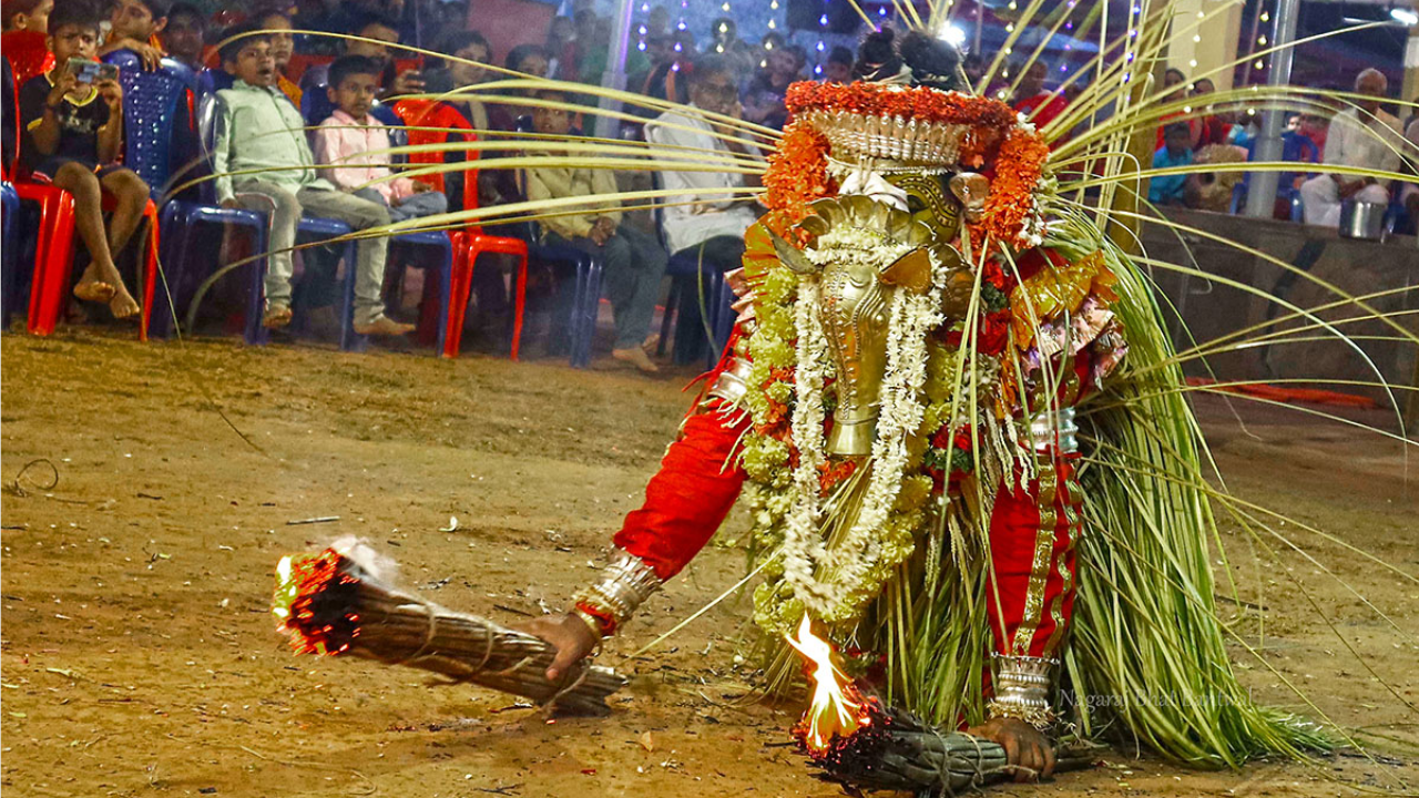 'भूत कोला' हा प्रकार स्थानिक दैव तसेच रक्षण कर्त्या पवित्र आत्म्याची पूजा घडवून आणणारा प्रकार आहे. दक्षिण भारतातील तुळू भाषिकांकडून हा प्रकार साजरा केला जातो. एकंदरीत, गावच्या स्थानिकांकडून राखणदाराला पुजले जाते.