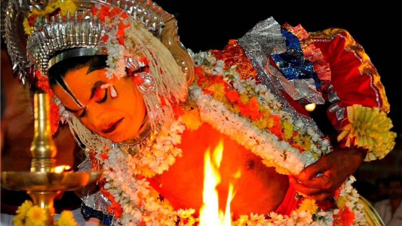 या प्रकारात एक नृत्य करणारा वारस घराणं, दरवर्षी दैवी वेष धारण करतो आणि कार्यक्रमादरम्यान त्याच्या अंगात दैव येतात. दरम्यान, दैव गावातील लोकांचे वाद मिटवता, त्यांना ऐकून घेतात. 