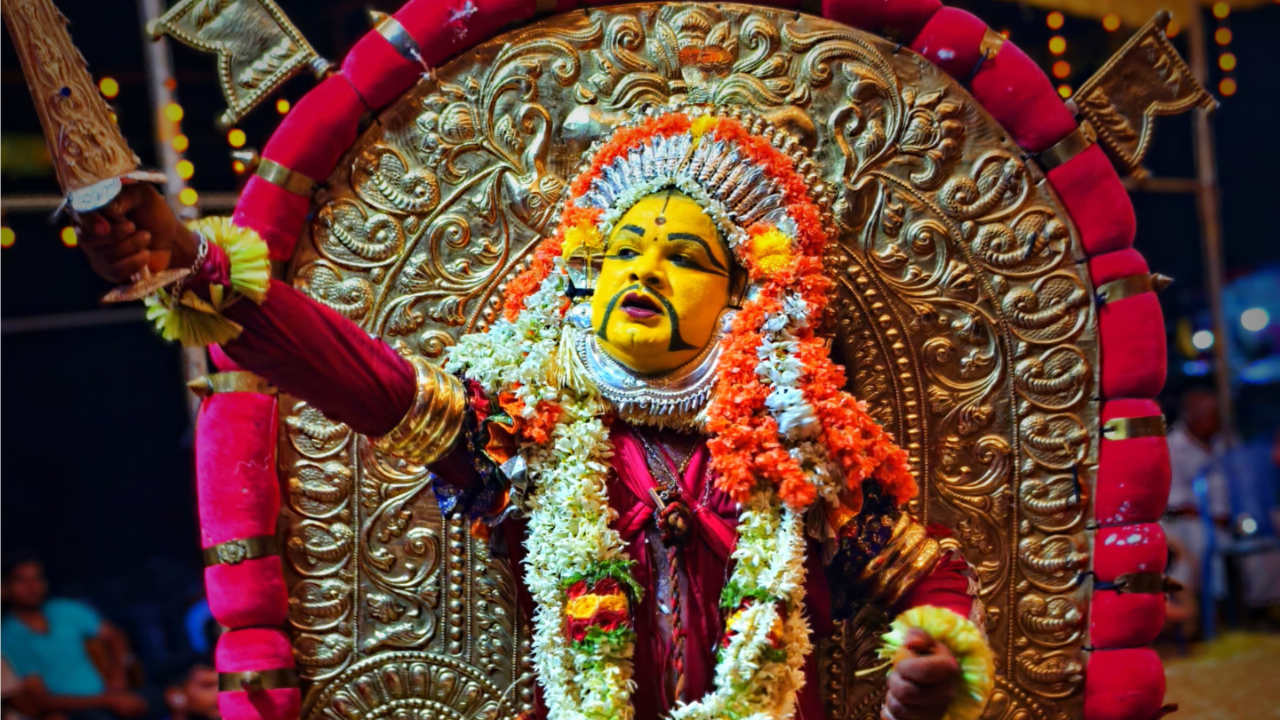 हा विधी तुळू भाषा वापरून सादर केला जातो, ज्यात पड्डणा म्हणून ओळखल्या जाणाऱ्या प्राचीन मौखिक कथा सांगितल्या जातात. 