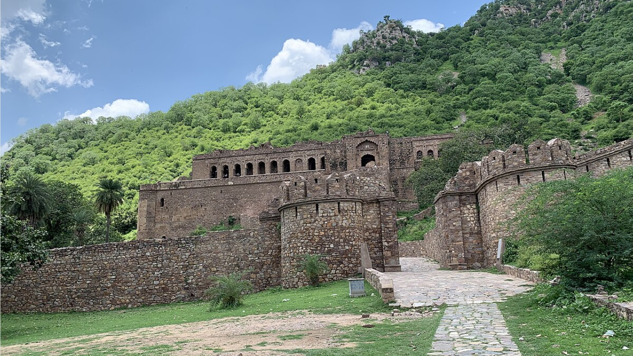 भारतातील सर्वात भुताटकी किल्ला म्हणून ओळखला जाणारा भानगड किल्ला जयपूर आणि अलवर यांच्या मधोमध आहे. सूर्यास्तानंतर येथे प्रवेश बंद असतो. लोकांच्या मते, येथे एका तांत्रिकाने दिलेल्या शापामुळे किल्ला उजाड झाला.