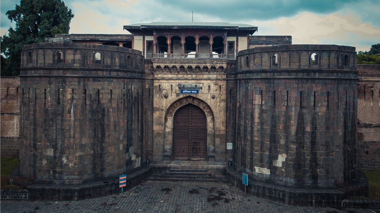 मराठा साम्राज्याचा प्रसिद्ध किल्ला 'शनीवार वाडा' येथे रात्री 