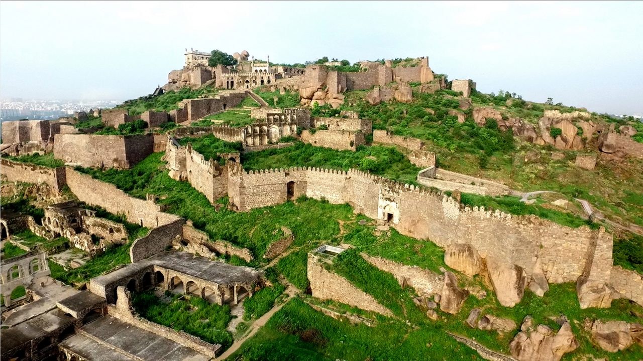 गोलकोंडा किल्ला, हैदराबाद किल्ल्याच्या काही भागात रात्री पावलांचे आवाज, कुजबुज आणि प्रकाशाचे विचित्र बदल अनुभवले जातात असे पर्यटक सांगतात.