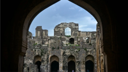 सकाळी इतिहासाची साक्ष देतात आणि रात्री काळोखाची शुकशुकाट! ‘या’ किल्ल्यांवर जरा जपून