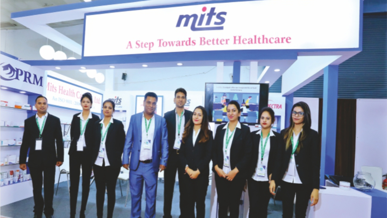 हरियाणातील MITs kind Healthcare कंपनीने आपल्या उत्कृष्ट कामगिरी करणाऱ्या कर्मचाऱ्यांना 15 कार भेट दिल्या, ज्यामध्ये 2 Maruti Grand Vitara आणि 13 Tata Punch गाड्यांचा समावेश आहे.