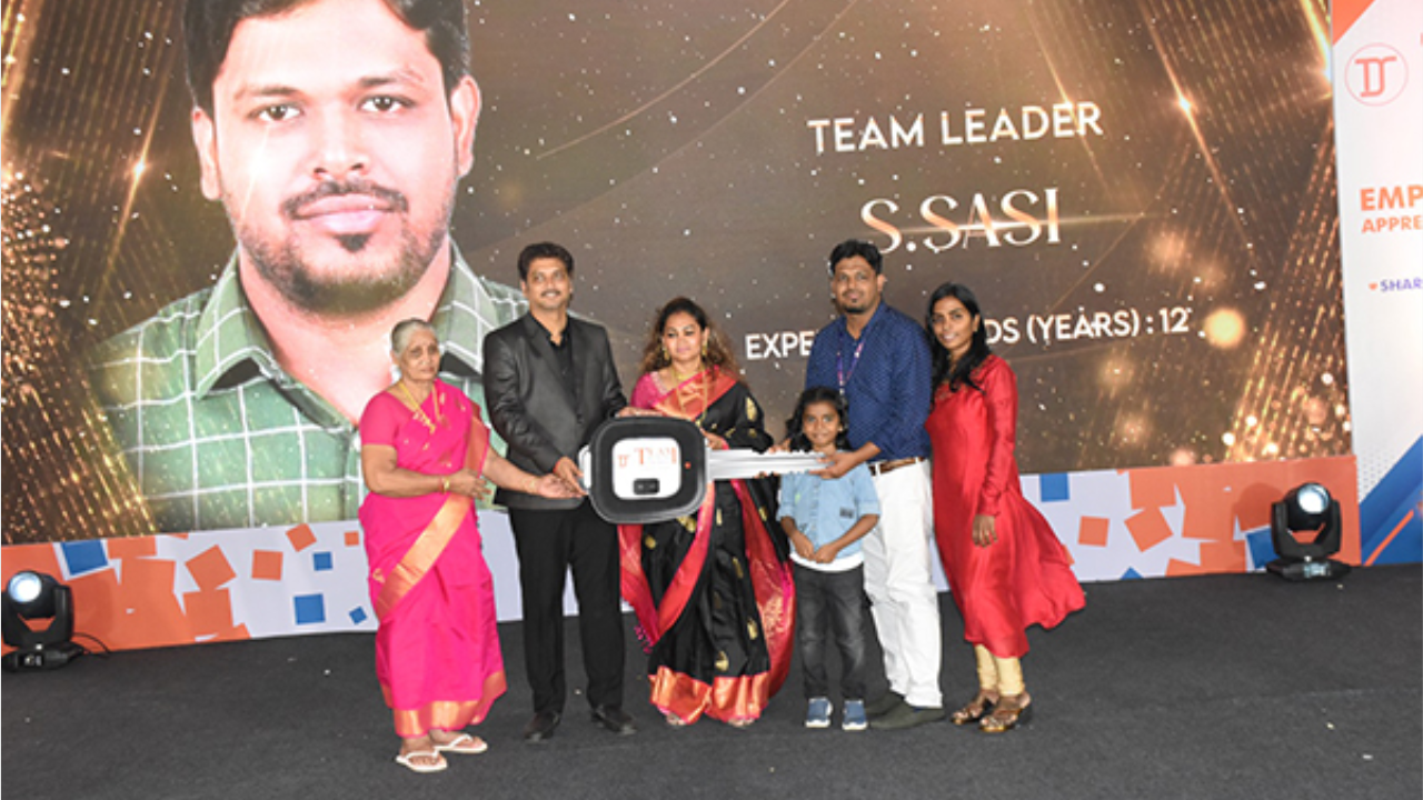 चेन्नईतील Team Detailing Solutions कंपनीने 28 कार आणि 29 बाईक/स्कूटर कर्मचाऱ्यांना दिवाळी बोनस म्हणून दिल्या; यात Mercedes, Hyundai, Maruti Suzuki, Tata यांसारख्या ब्रँडच्या गाड्या होत्या.