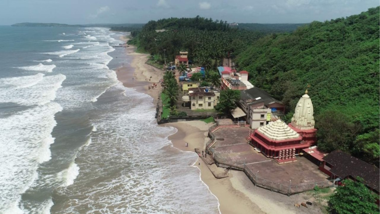 गणपतीच्या प्रसिद्ध मंदिरासोबतच गणपतीपुळ्यातील निळाशार समुद्र किनारा पर्यटकांना भुरळ घालतो. हिवाळ्यात इथलं हवामान मन मोहून टाकणारं असतं.