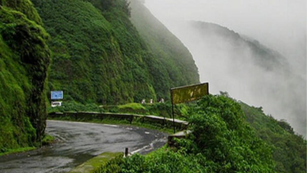 सह्याद्री पर्वतरांगेत वसलेलं आंबोली हे हिल स्टेशन हिवाळ्यात धुक्याने आच्छादित असतं. थंड हवामान, धबधबे आणि हिरवळ यामुळे हे ठिकाण फॅमिली पिकनिकसाठी आदर्श आहे. 