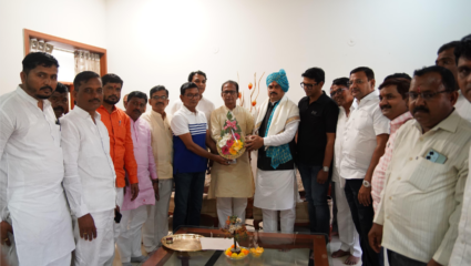 कर्जत-जामखेडमध्ये राजकीय खळबळ! सभापती प्रा. राम शिंदे यांची राजेंद्र फाळके यांना सदिच्छा भेट