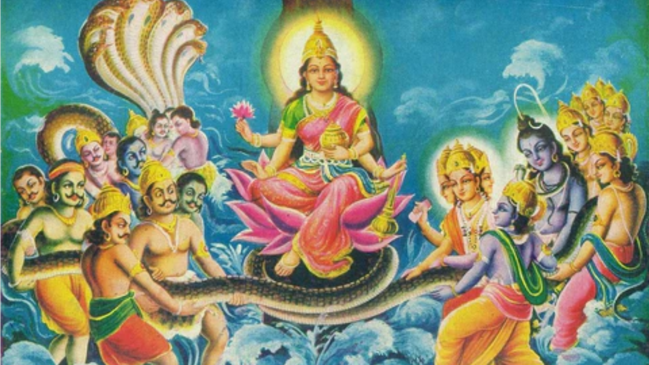 पाहता -पाहता त्यातून ऐरावत हत्ती, उच्चैःश्रवा घोडा, कल्पवृक्ष (इच्छापूर्ती वृक्ष) अशा अनेक दैवी वस्तूंची निर्मिती झाली. मग मंथनातून देवी लक्ष्मी प्रकट झाल्या. ते सौंदर्य पाहून देव आणि असुर, अगदी सगळेच मोहित झाले. प्रत्येकजण स्वतःला सिद्ध करण्यात व्यस्थ झाला पण देवी लक्ष्मी श्री विष्णूंच्या साधेपणावर आकर्षित झाले आणि त्यांना वरमाला दिली.