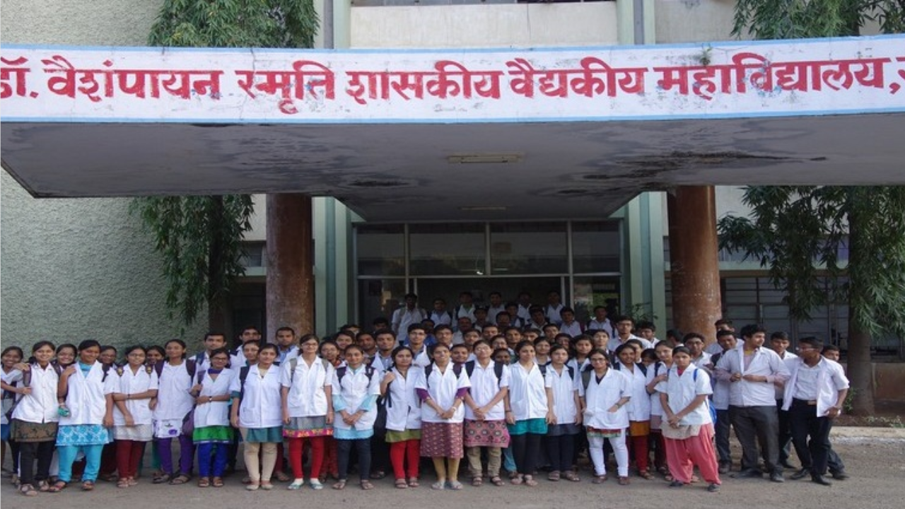 सोलापुरात वैद्यकीय क्षेत्रात भरती! पगार ऐकून व्हाल चकित; आताच करा अर्ज फोटो सौजन्य - Social Media