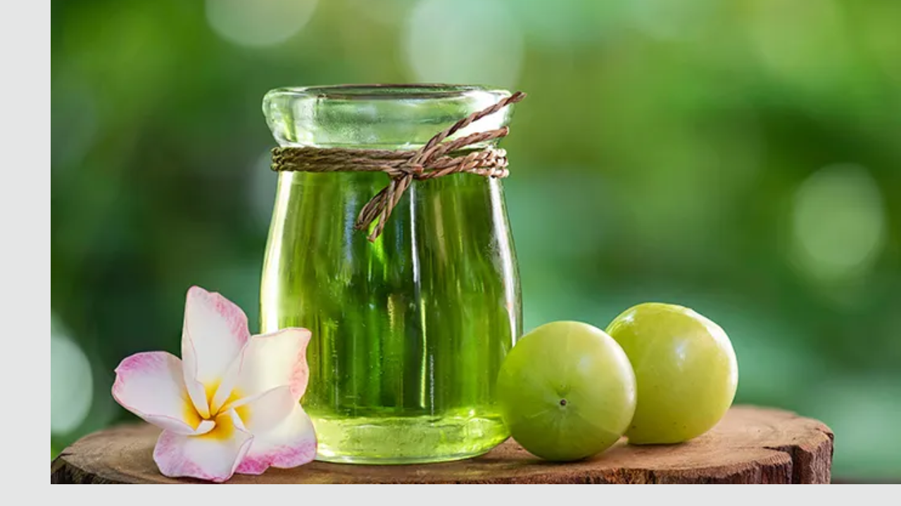 आवळ्याचा तेल, डोक्यावर अशी जादू करेल! केसं वाढतील आणि घट्ट होतील