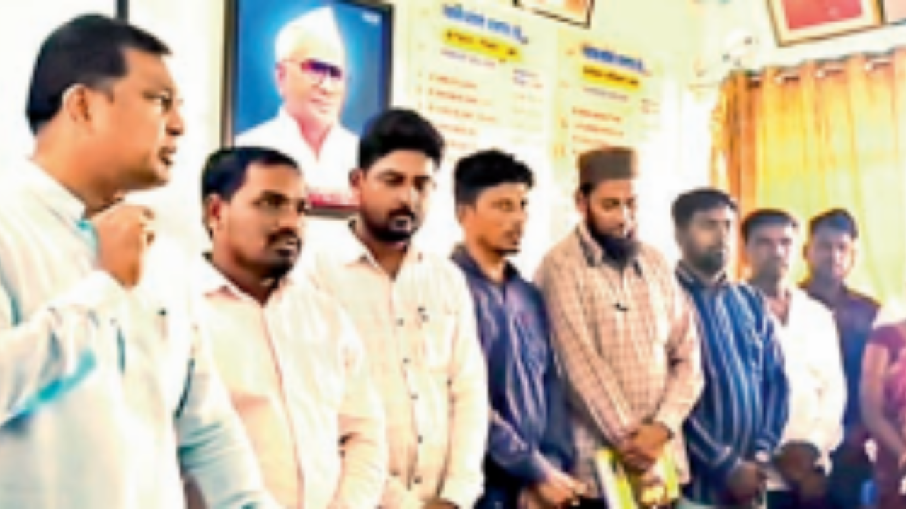 ‘अंत्योदय’ चे तीन तेरा, शपथ की स्टंट? नायगावातील भ्रष्टाचारावर आमदार राजेश पवारांची ‘गांधीगिरी’ की ‘राजकीय नाट्यगिरी